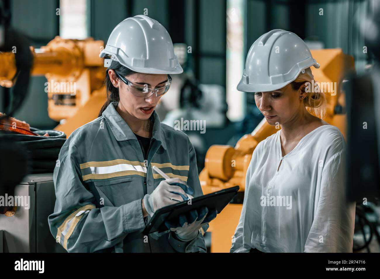 Le superviseur robotique offre des services de machines robotisées aux clients afin d'améliorer l'efficacité de leurs processus opérationnels et de fabrication. Soins, confiance et Banque D'Images