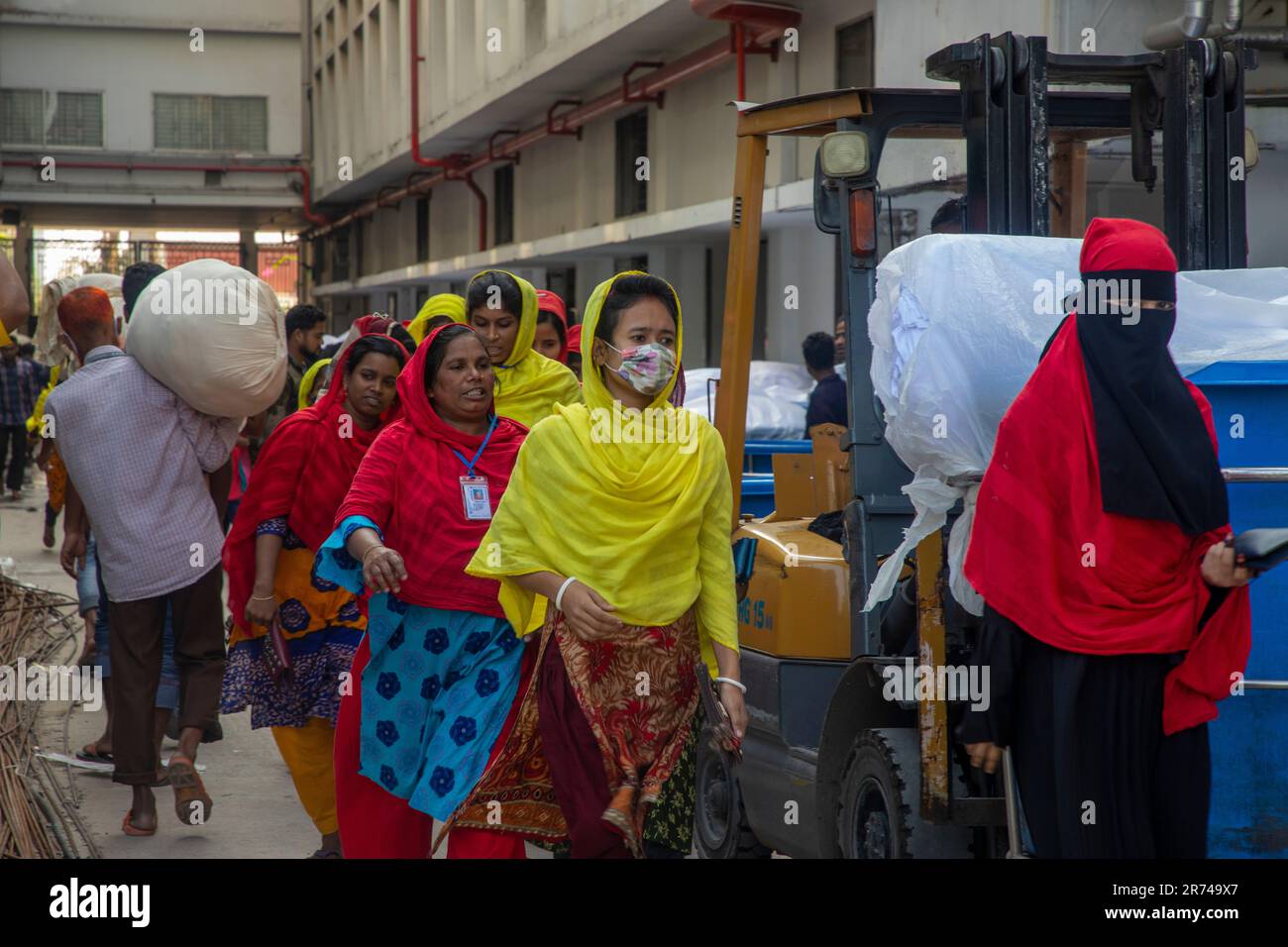 Les travailleuses d'un vêtement prêt-à-porter entrent dans une usine de Fatullah à Narayanganj, au Bangladesh. Banque D'Images