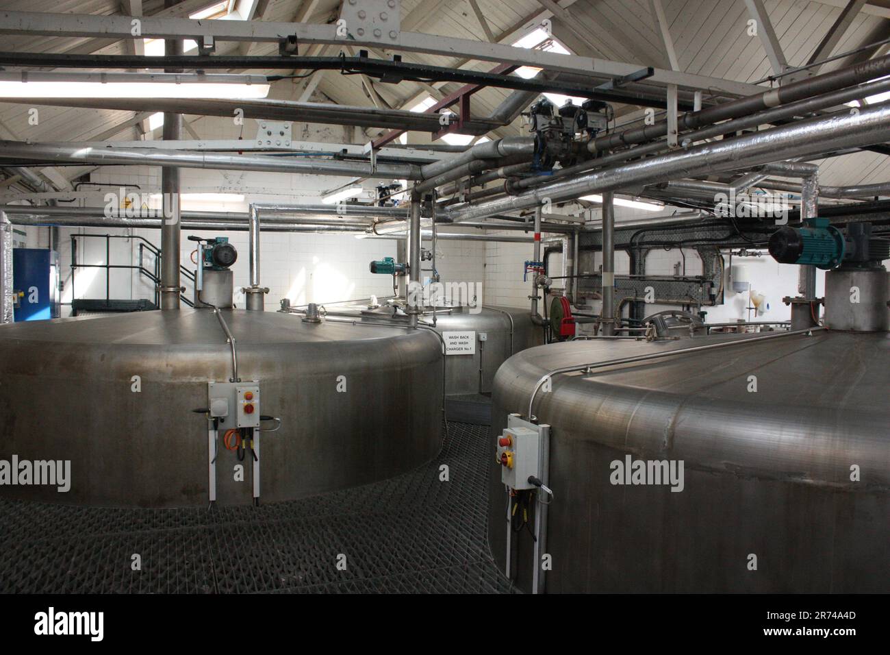 L'acier inoxydable se lave à la distillerie de Laphroaig sur l'île d'Islay Banque D'Images