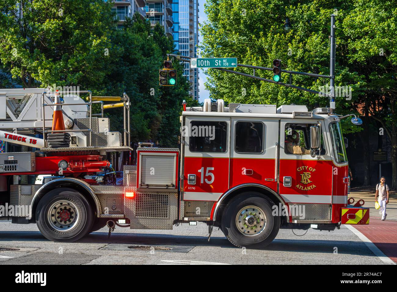 Ville d'Atlanta Service des incendies camion-échelle traversant la rue Peachtree en route vers une situation d'urgence à Midtown Atlanta, Géorgie. (ÉTATS-UNIS) Banque D'Images