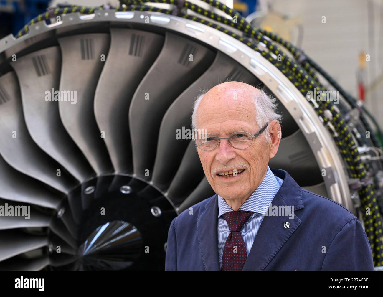 Blankenfelde Mahlow, Allemagne. 09th juin 2023. Günter Kappler, scientifique de la technologie aérospatiale, se tient dans le hall de production à l'occasion de l'anniversaire de Rolls Royce sur le site de Dahlewitz, qui date de 30 ans. Credit: Jens Kalaene/dpa/Alamy Live News Banque D'Images