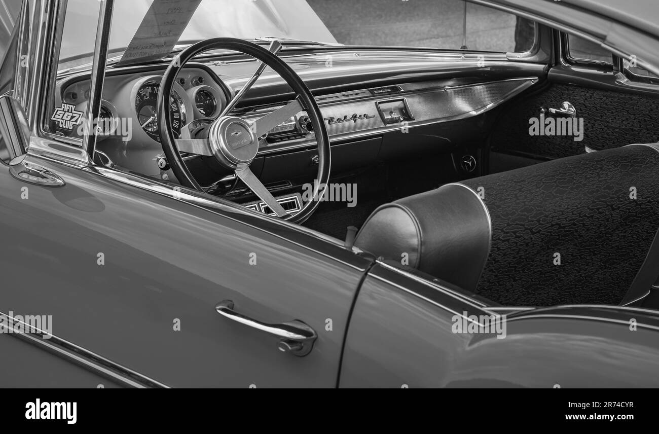 Ancienne voiture vintage avec volant et cockpit. Image rétro d'une vieille voiture inerior avec radio à l'intérieur, voiture classique Chevrolet-30 avril 2023-VanC Banque D'Images