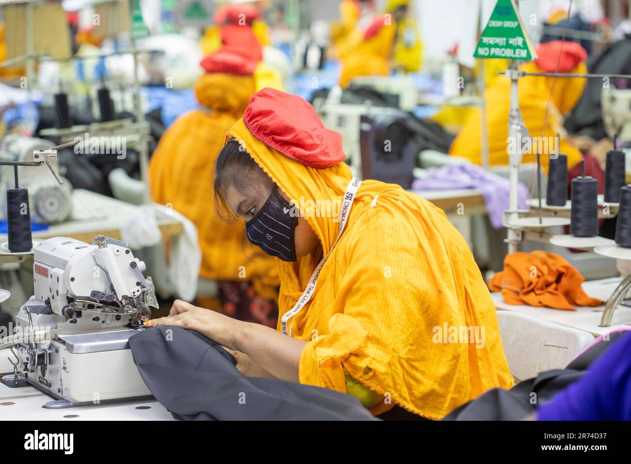 Les travailleurs du secteur des vêtements prêts à l'emploi (RMG) travaillant dans une usine de Fatullah à Narayanganj, au Bangladesh. Banque D'Images