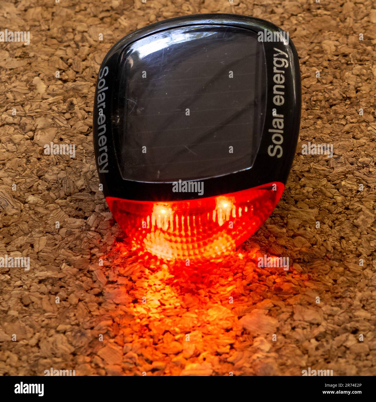 Feu rouge arrière de vélo à charge solaire Banque D'Images