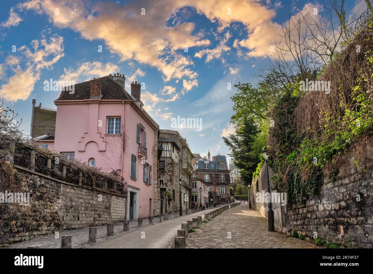 Paris France, vue sur la ville au lever du soleil dans un bâtiment d'architecture sur la rue Montmartre Banque D'Images