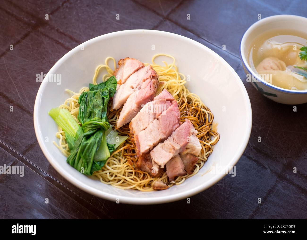 Nouilles wonton séchées au porc rôti. Un plat asiatique chinois. Banque D'Images