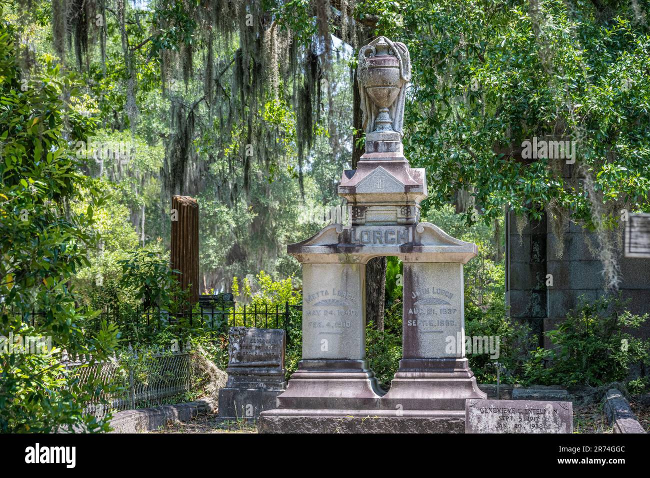 Mémorial historique du cimetière Bonaventure au milieu de chênes vivants du sud et de mousses espagnoles à Savannah, en Géorgie. (ÉTATS-UNIS) Banque D'Images