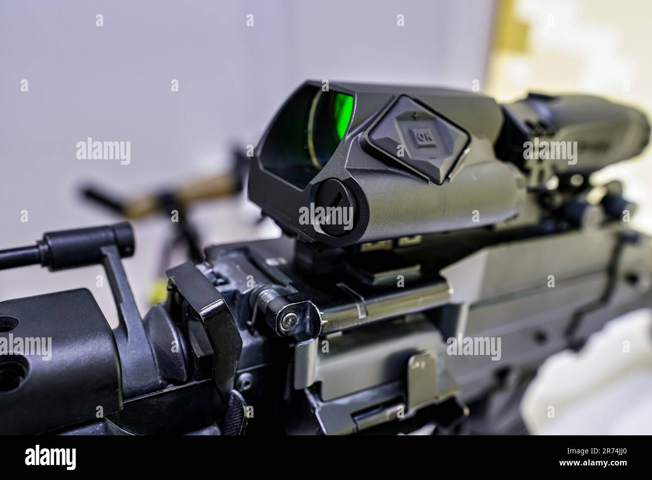 Visée optique avec lentille verte sur arme lourde affichée au salon des armes - détail de gros plan Banque D'Images