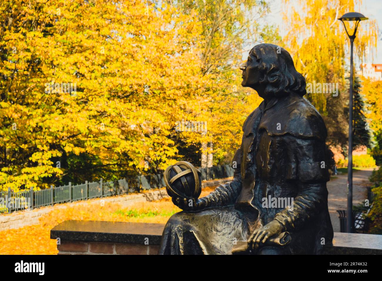 Olsztyn Pologne - octobre 2022 planète en main de la statue de Nicolaus Copernicus près de son célèbre château. Statue de Nicolaus Copernicus sur la vieille ville d'Olsztyn. Destination touristique célèbre Banque D'Images