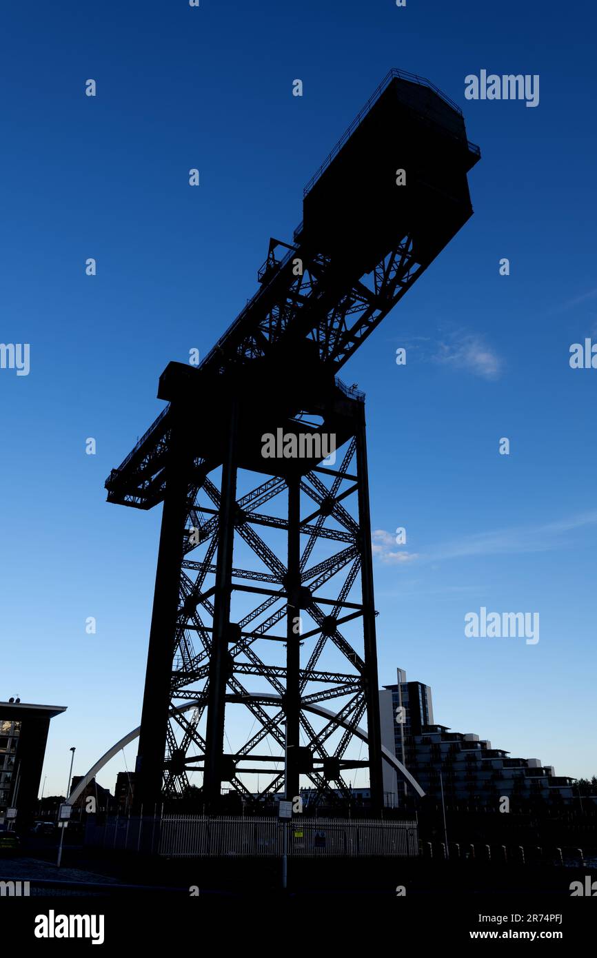 La silhouette de la grue Finnieston au crépuscule dans la ville de Glasgow, en Écosse, au Royaume-Uni, a désutilisé la grue en porte-à-faux géante de 1931. Banque D'Images