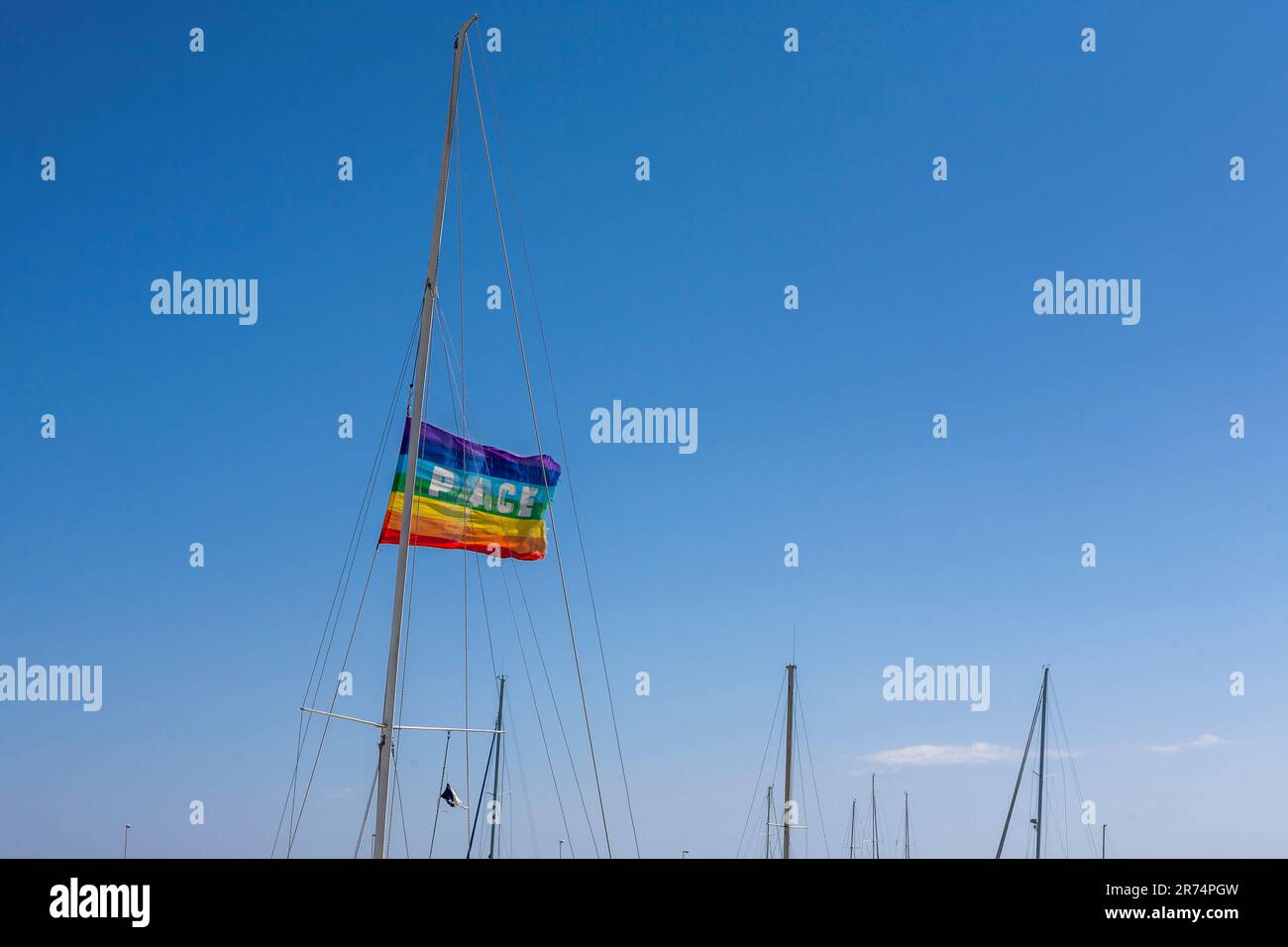 Drapeau de la paix volant sur un yacht, Rocella Ionica Marina, Calabre, Italie Banque D'Images