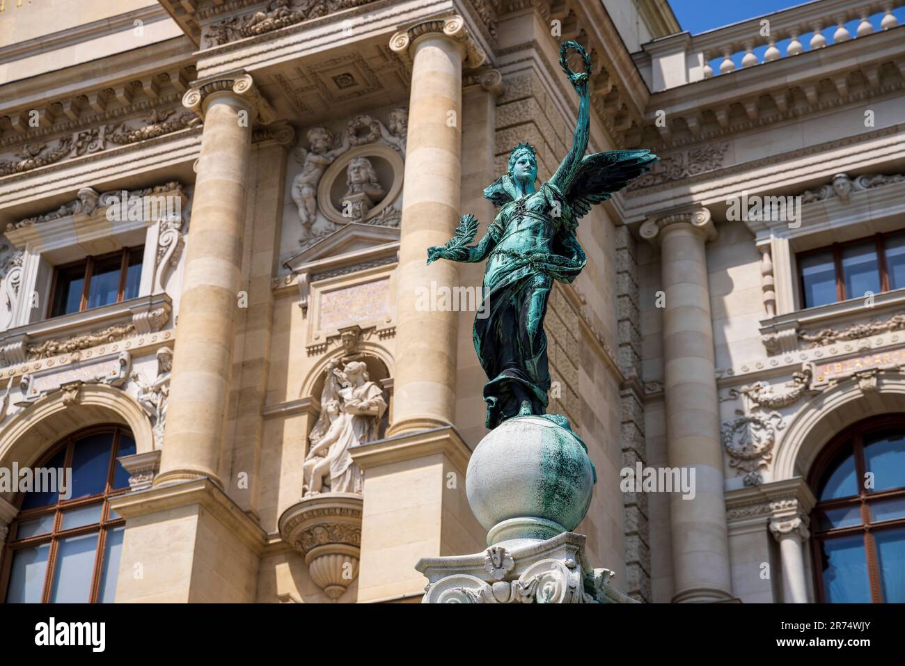 Statue d'un Ange tenant une couronne et une plume devant le Musée d'Histoire naturelle de Maria-Theresien Platz, Vienne, Autriche Banque D'Images