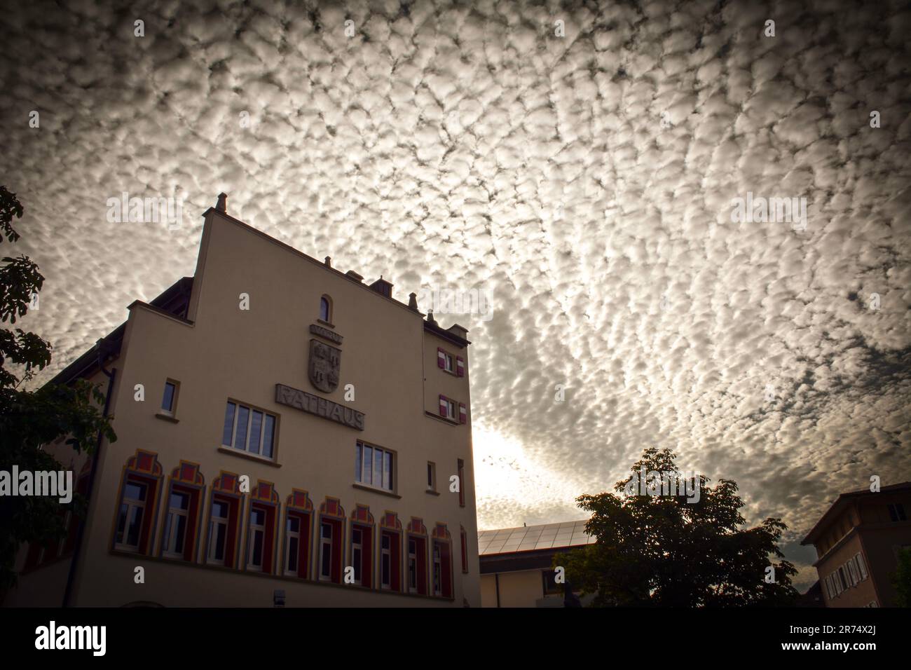 Altocumulus survolez l'hôtel de ville de Vaduz au coucher du soleil - Liechtenstein Banque D'Images