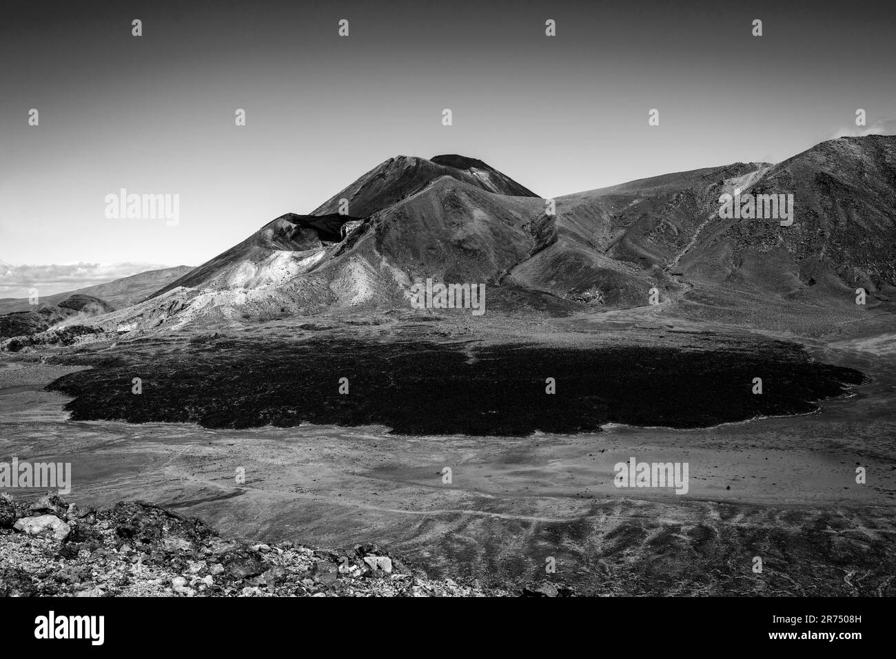 Vue sur le Mont Ngauruhoe et le cratère rouge sur la promenade de Tongariro Alpine Crossing, Parc national de Tongariro, Île du Nord, Nouvelle-Zélande. Banque D'Images