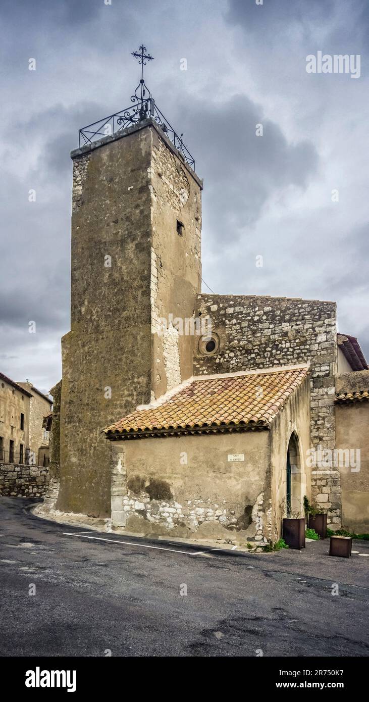 L'église Saint Martin a été construite au XIe siècle au point le plus élevé du village de Bages. Le village est situé dans le Parc naturel régional Narbonnaise en Méditerranée. Banque D'Images