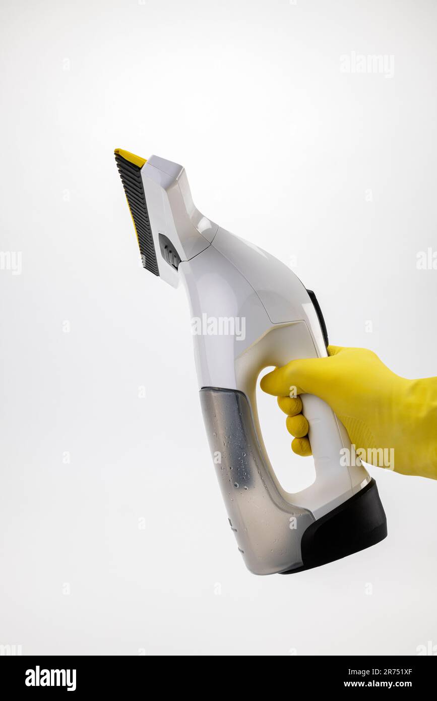 Aspirateur sans fil Kärcher portatif, gant de ménage jaune, fond blanc, Banque D'Images