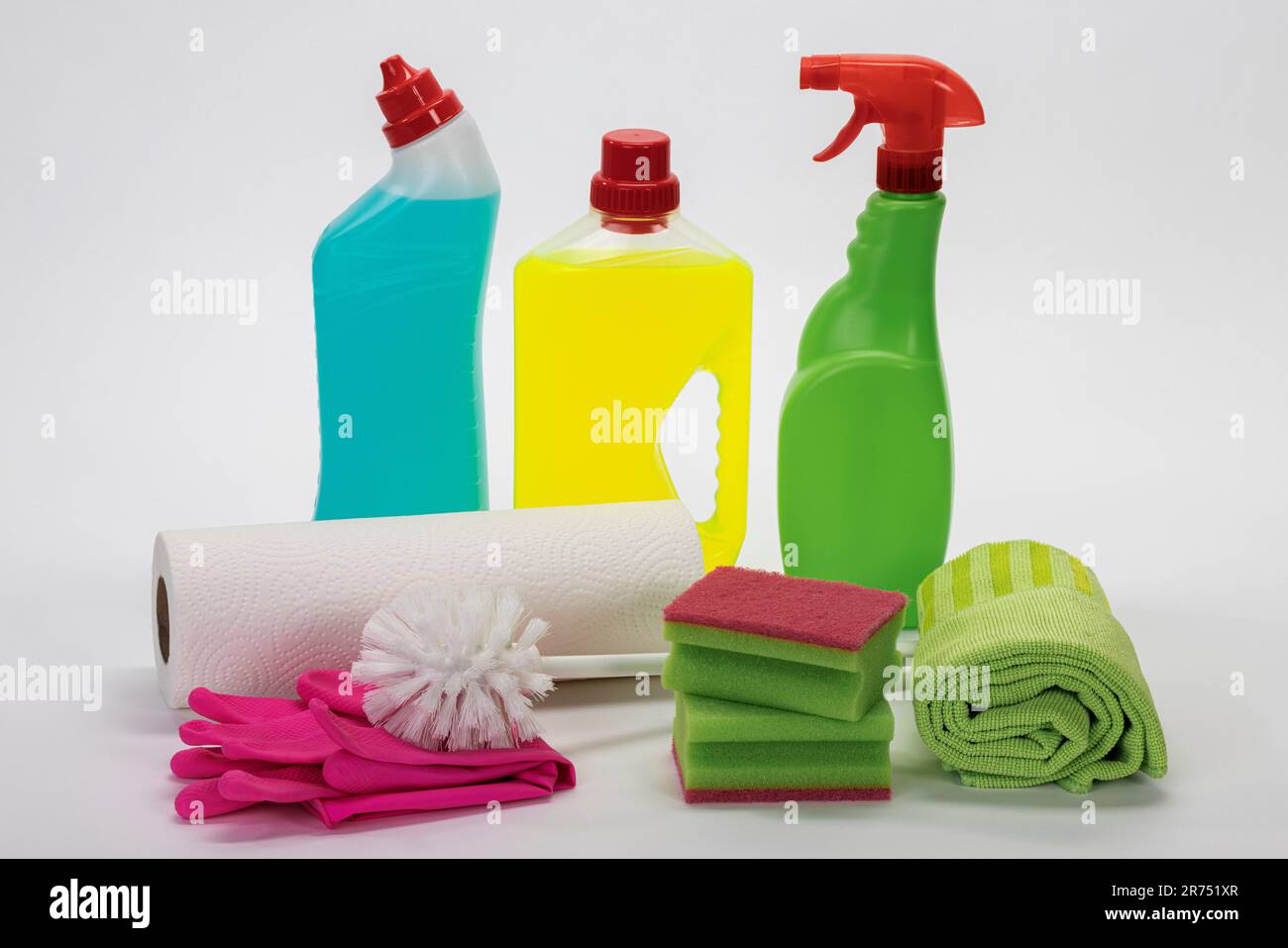 Colorés différents produits de nettoyage et articles ménagers Photo Stock -  Alamy