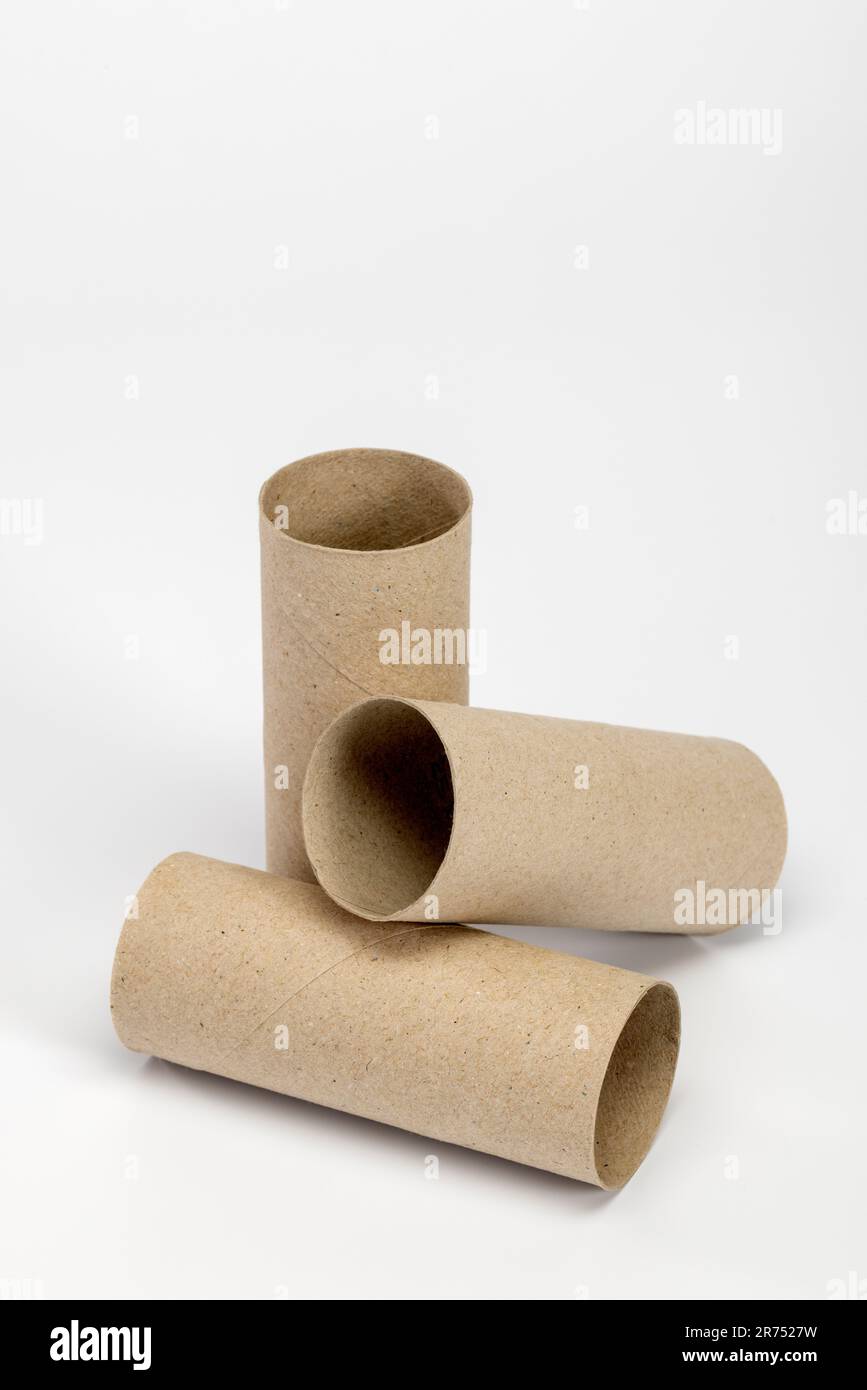 Trois rouleaux de papier toilette vides, fond blanc, Banque D'Images