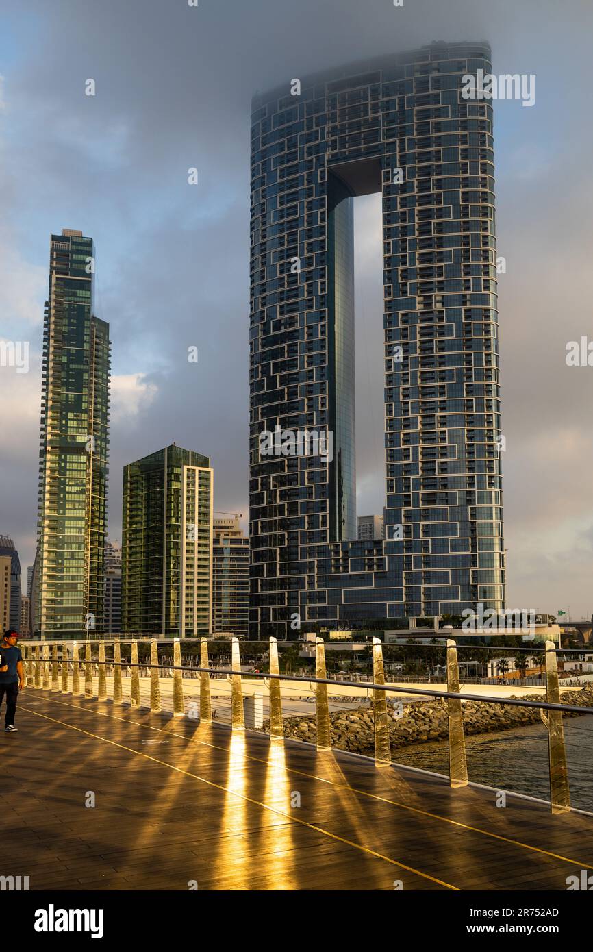 2023 mai 5, Dubaï, Émirats arabes Unis. Vue sur le paysage urbain depuis la baie avant le coucher du soleil par temps nuageux Banque D'Images