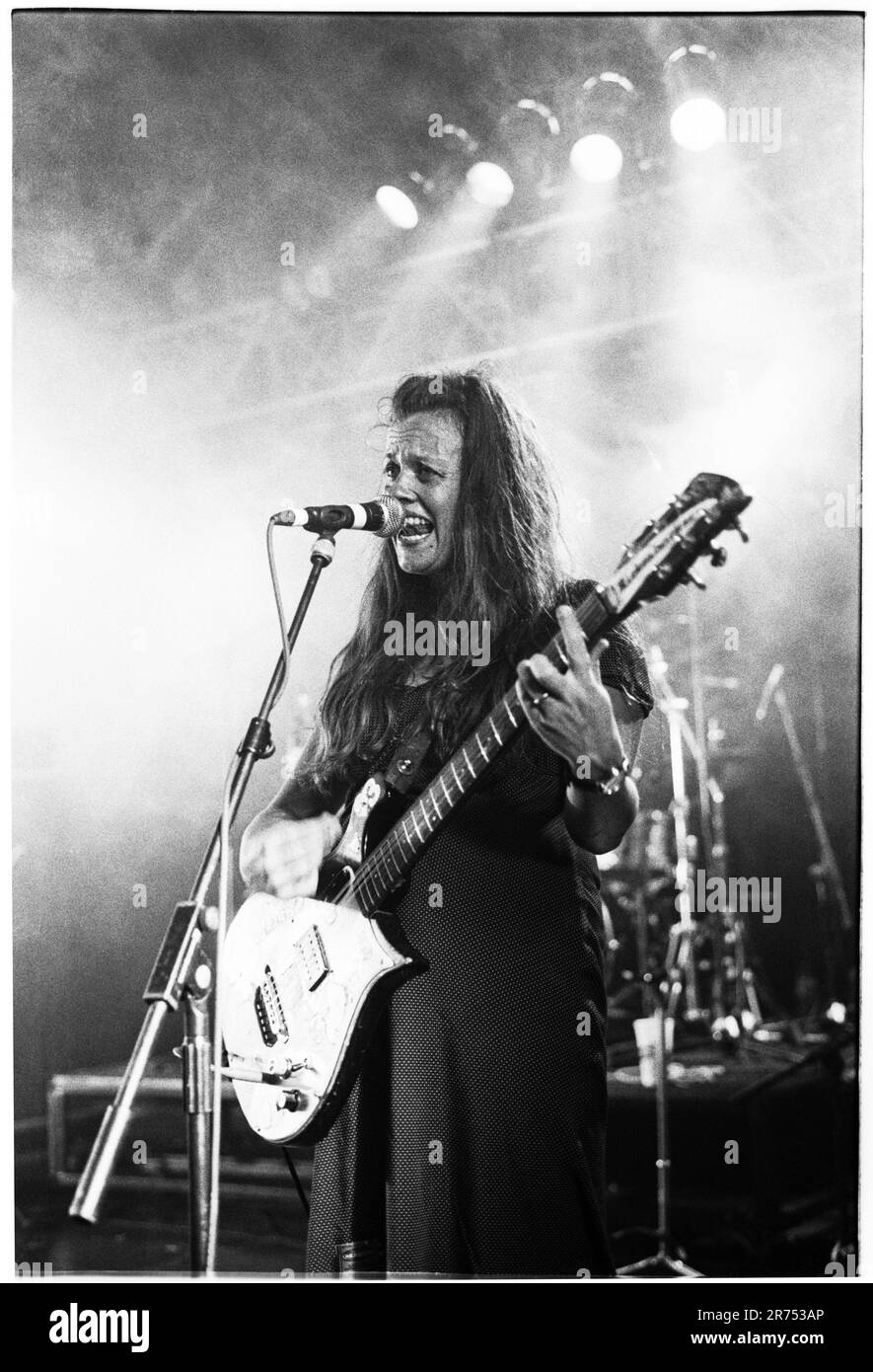 Kat Bjelland jouant avec la femme de Katastrophy au Reading Festival, 26 août 2000. Photo : Rob Watkins Banque D'Images