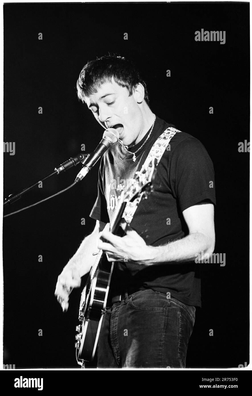 Graham Coxon de Blur jouant en solo au Reading Festival, le 26 août 2000. Photo : Rob Watkins Banque D'Images