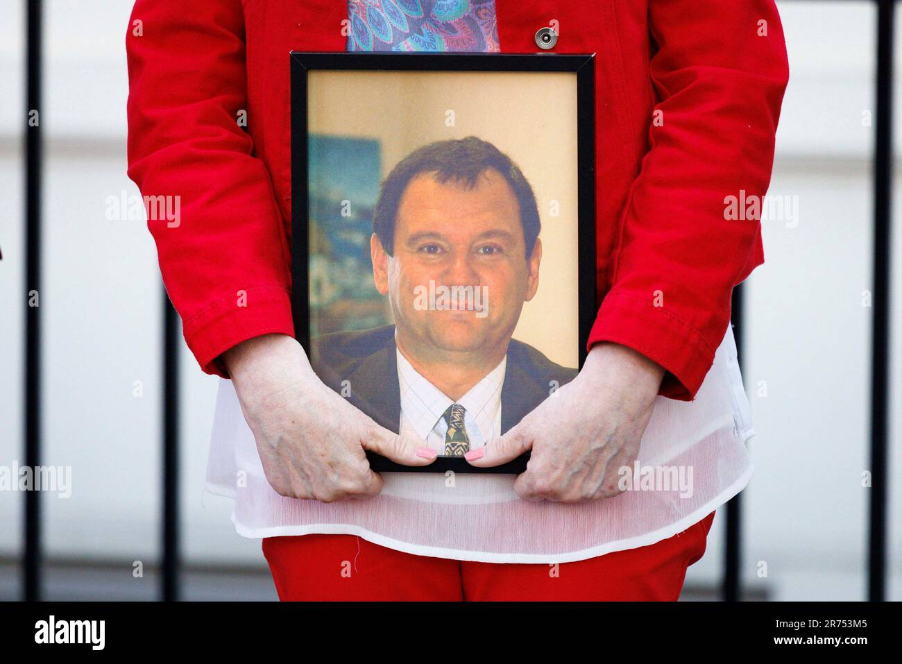 Les gens tiennent des photos de leurs proches perdus pendant la pandémie, en dehors de l'enquête britannique Covid-19 à Dorland House à Londres, qui commencera à entendre les preuves de sa première enquête (module 1) pour examiner si la pandémie a été correctement planifiée et « si le Royaume-Uni était suffisamment prêt pour cette éventualité ». Date de la photo: Mardi 13 juin 2023. Banque D'Images