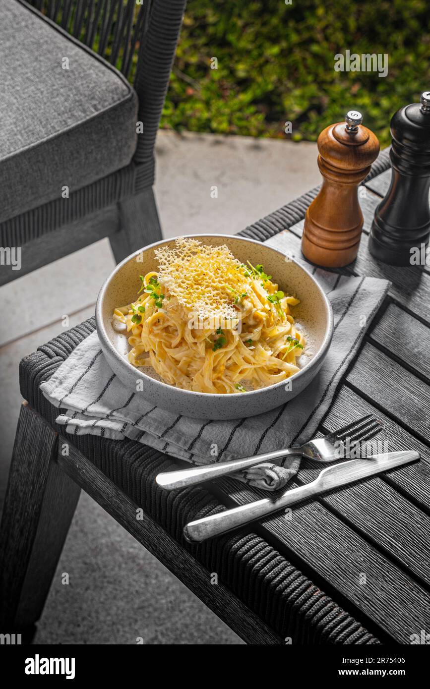 Vue imprenable sur les pâtes Fettuccine Alfredo servies dans un restaurant Banque D'Images