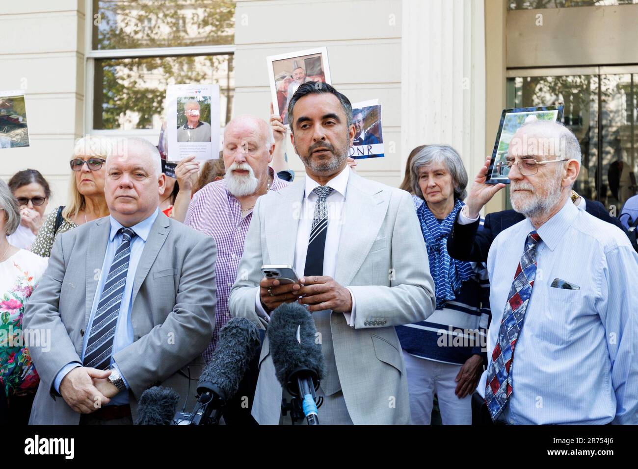 Aamer Anwar (au centre), avocat principal du groupe Scottish Covid Bereaved, parle aux médias en dehors de l'enquête britannique Covid-19 à Dorland House à Londres, qui commencera à entendre les preuves de sa première enquête (module 1) Examiner si la pandémie était correctement planifiée et « si le Royaume-Uni était suffisamment prêt pour cette éventualité ». Date de la photo: Mardi 13 juin 2023. Banque D'Images