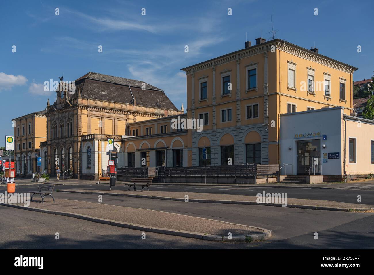 Arrêts de bus et le bâtiment de la gare à la place de la gare (Bahnhofplatz) dans la ville de Neustadt an der Weinstrasse, Allemagne Banque D'Images