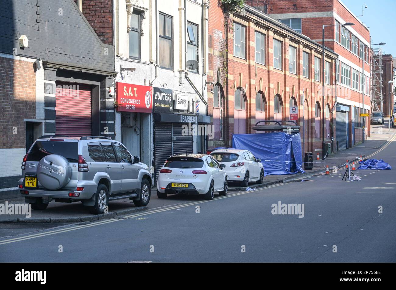 Hunters Road, Hockley, Birmingham 13th juin 2023 - West Midlands police sur Hunters Road après qu'un homme de 41 ans ait été poignardé à mort à un arrêt de bus à Birmingham lundi soir. Un policier a été vu à l'aide d'un scanner pour cartographier la scène du crime dans la région de Hockley. Les officiers ont arrêté deux personnes. Les ambulanciers paramédicaux ont appelé la police sur Hunters Road, à Hockley, juste après 8pm hier, mais malgré leurs efforts, l'homme de 41 ans est mort sur les lieux. Sa famille a été informée. Crédit : Stop Press Media/Alay Live News Banque D'Images