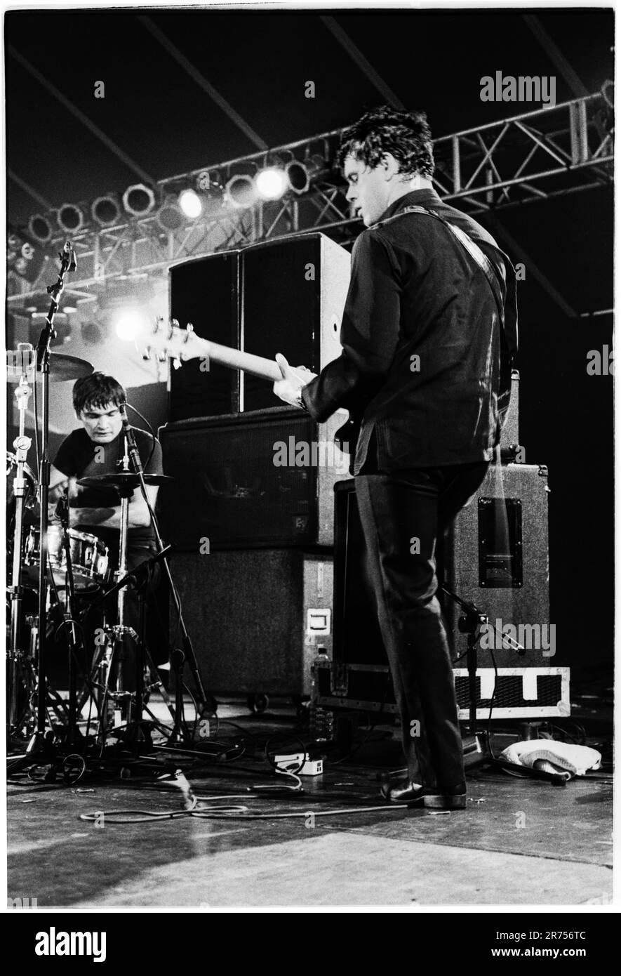 ET VOUS nous CONNAÎTREZ PAR THE TRAIL OF DEAD, READING FESTIVAL, 2000 : Jason Reece du groupe américain ...et vous nous connaîtrez par The Trail of Dead jouant au Reading Festival, 26 août 2000. Photo : Rob Watkins. INFO ...and You Will Know US by The Trail of Dead est un groupe de rock alternatif américain formé en 1994. Connus pour leur son intense et dynamique et leurs concerts explosifs, ils ont été salués avec des albums comme source Tags & codes, mêlant art rock et post-hardcore. Banque D'Images