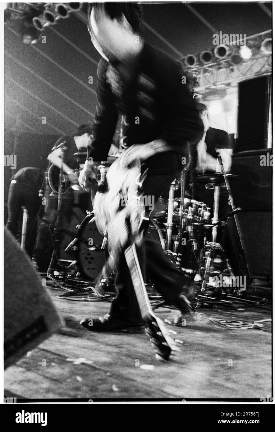 ET VOUS nous CONNAÎTREZ PAR THE TRAIL OF DEAD, READING FESTIVAL, 2000 : Jason Reece du groupe américain ...et vous nous connaîtrez par The Trail of Dead jouant au Reading Festival, 26 août 2000. Photo : Rob Watkins. INFO ...and You Will Know US by The Trail of Dead est un groupe de rock alternatif américain formé en 1994. Connus pour leur son intense et dynamique et leurs concerts explosifs, ils ont été salués avec des albums comme source Tags & codes, mêlant art rock et post-hardcore. Banque D'Images