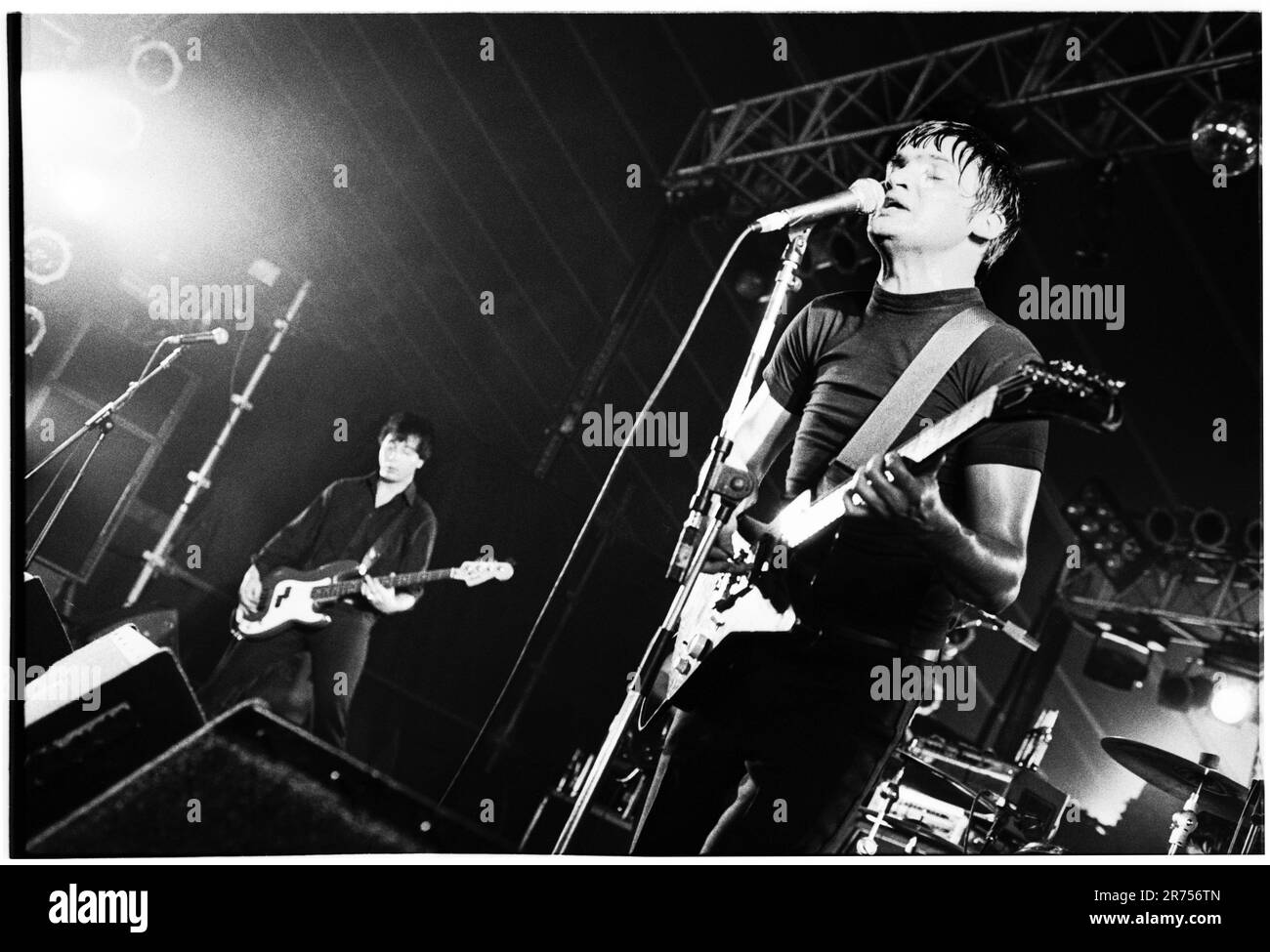 ET VOUS nous CONNAÎTREZ PAR THE TRAIL OF DEAD, READING FESTIVAL, 2000 : Conrad Keely du groupe américain ...et vous nous connaîtrez par The Trail of Dead jouant au Reading Festival, 26 août 2000. Photo : Rob Watkins. INFO ...and You Will Know US by The Trail of Dead est un groupe de rock alternatif américain formé en 1994. Connus pour leur son intense et dynamique et leurs concerts explosifs, ils ont été salués avec des albums comme source Tags & codes, mêlant art rock et post-hardcore. Banque D'Images