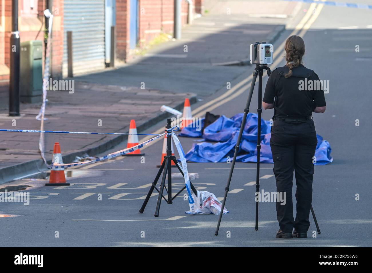 Hunters Road, Hockley, Birmingham 13th juin 2023 - West Midlands police sur Hunters Road après qu'un homme de 41 ans ait été poignardé à mort à un arrêt de bus à Birmingham lundi soir. Un policier a été vu à l'aide d'un scanner pour cartographier la scène du crime dans la région de Hockley. Les officiers ont arrêté deux personnes. Les ambulanciers paramédicaux ont appelé la police sur Hunters Road, à Hockley, juste après 8pm hier, mais malgré leurs efforts, l'homme de 41 ans est mort sur les lieux. Sa famille a été informée. Crédit : Stop Press Media/Alay Live News Banque D'Images