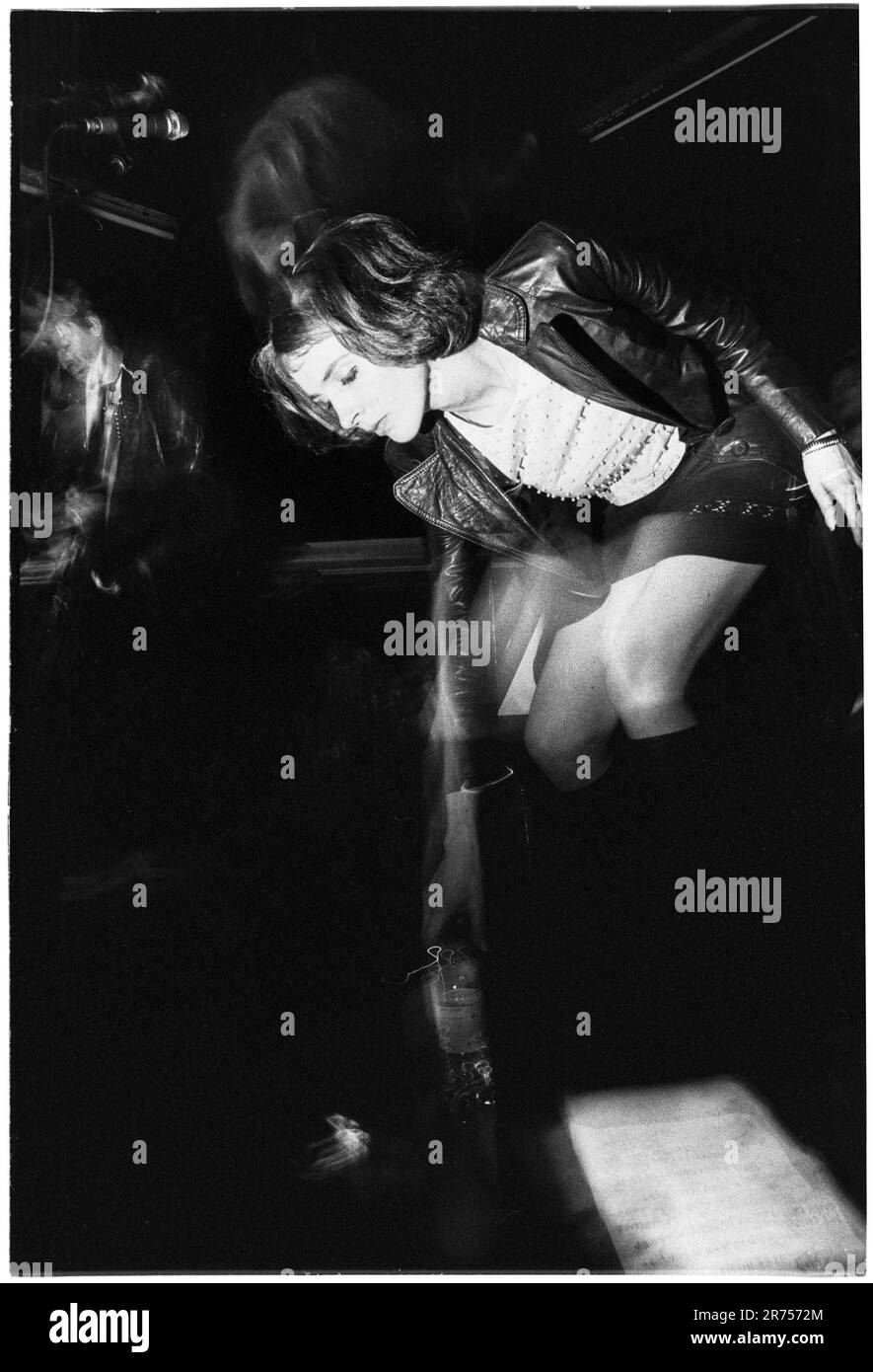 MELYS, BBC RADIO ONE SOUND CITY, 2000 : Andrea Parker du groupe gallois Melys – un groupe préféré de John Peel – jouant au Clwb IFOR Bach (The Welsh Club) au pays de Galles, au Royaume-Uni, dans le cadre de BBC Radio One Sound City le 26 octobre 2000. La bande utilisait des panneaux de signalisation comme instruments de percussion. Photographie : Rob Watkins. INFO : Melys, un groupe indie-pop gallois formé au début des années 90, a conçu des airs fantasques et mélodiques marqués par la voix d'Andrea Parker. Des albums comme « Rumours and Curses » ont présenté leur son éclectique, mêlant indie pop et electronica Banque D'Images