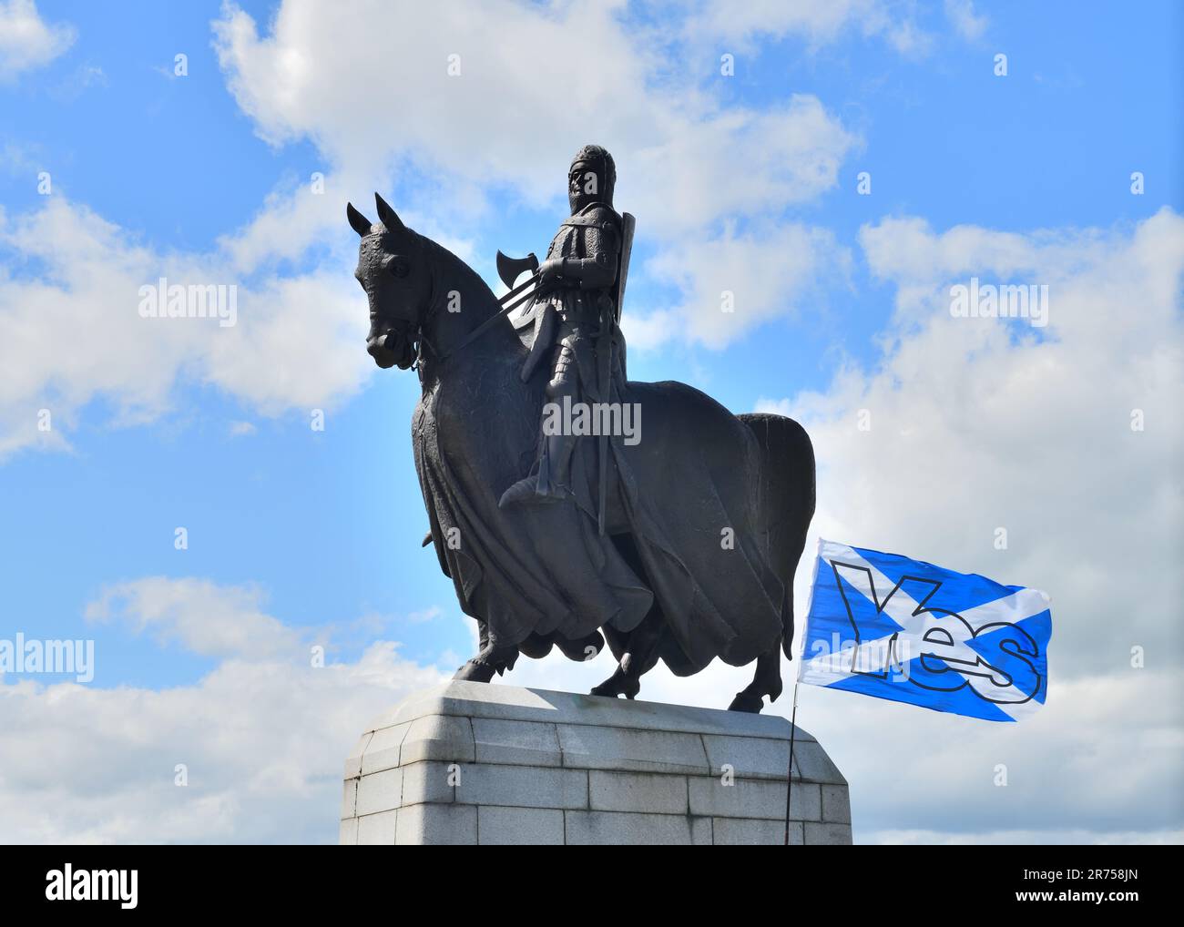 La statue de Robert The Bruce au mémorial de Bannockburn à Stirling, en Écosse, avec drapeau de l'indépendance écossaise. Banque D'Images