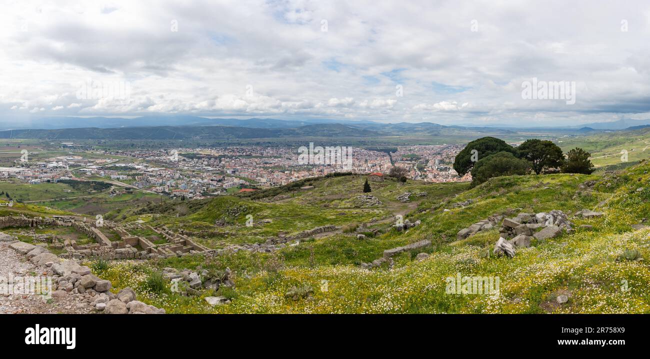 Une photo de la ville de Bergama vue de la ville antique de Pergame. Banque D'Images