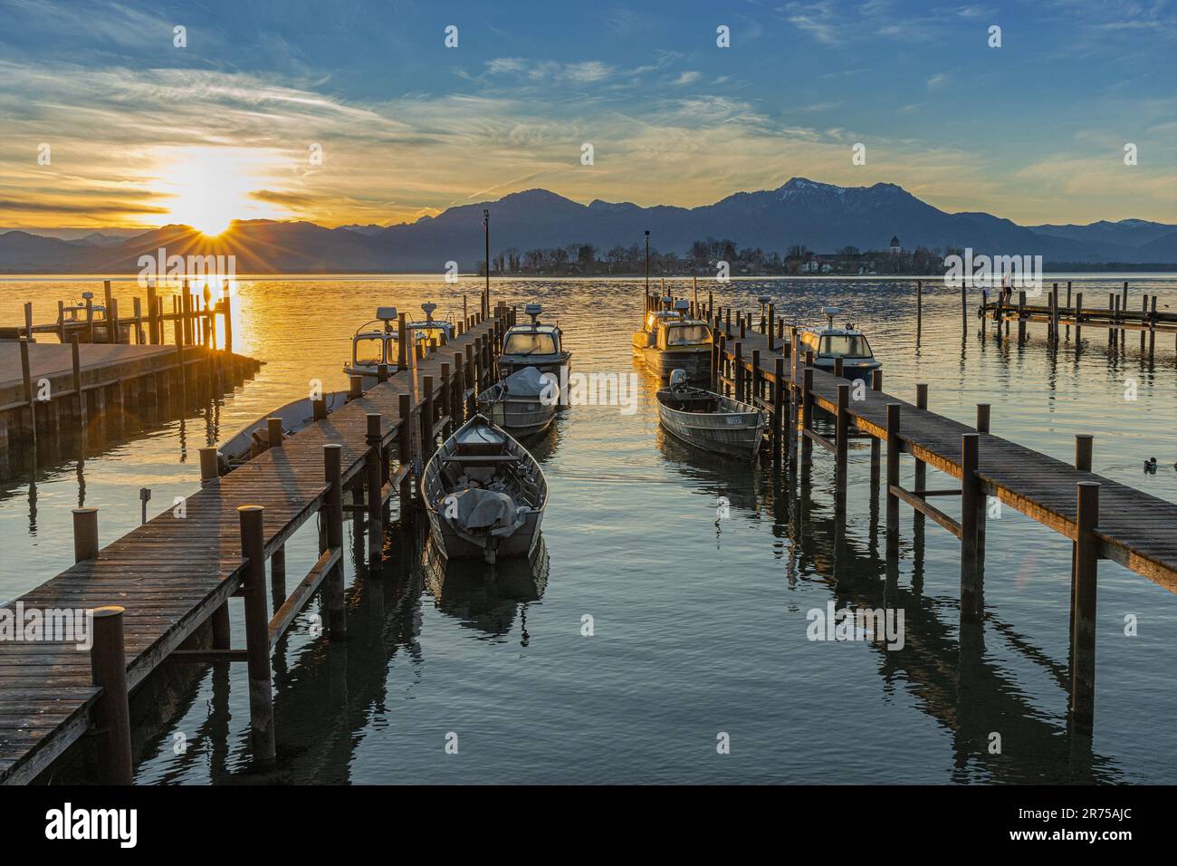 Lever du soleil le jour de l'an 2023 au-dessus de Fraueninsel et du port de plaisance, Allemagne, Bavière, lac Chiemsee, Gstadt Banque D'Images
