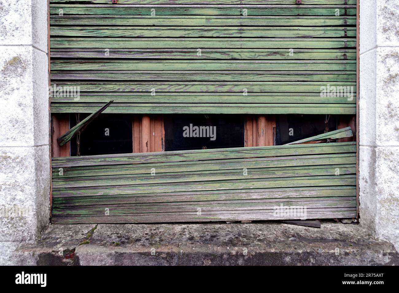 Volets cassés sur une chute dans la ruine maison, Allemagne, Rhénanie-du-Nord-Westphalie Banque D'Images