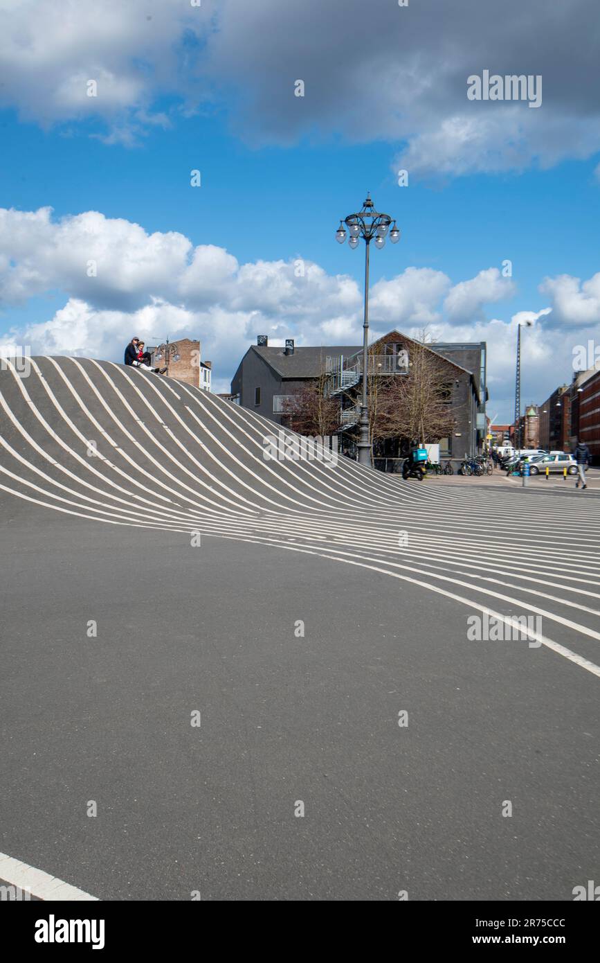 Superkilen, parc public de skate avec lignes blanches, Copenhague, Danemark Banque D'Images