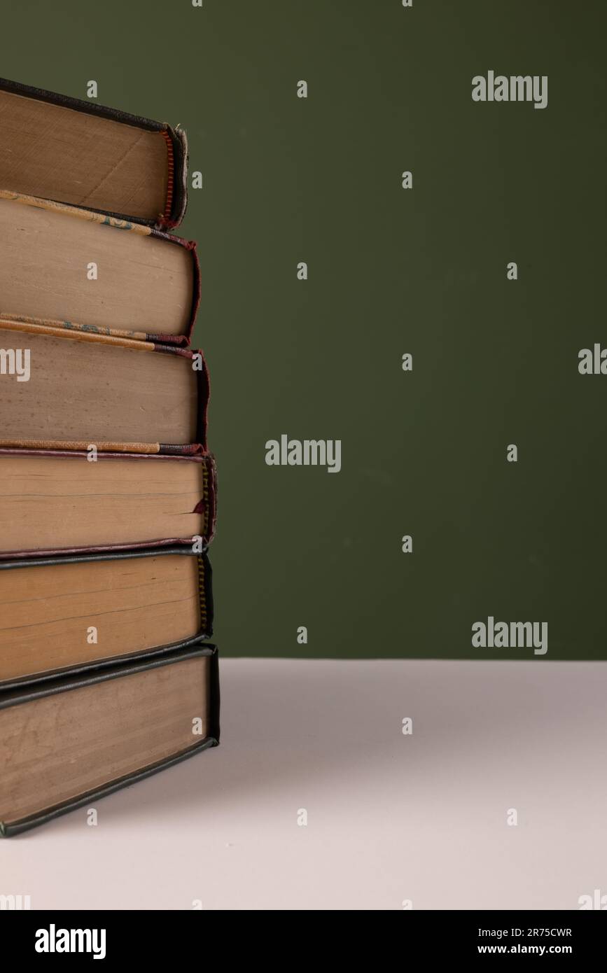 Gros plan de la pile de livres avec un espace de copie sur fond vert. Concept de lecture, d'apprentissage, d'école et d'éducation. Banque D'Images