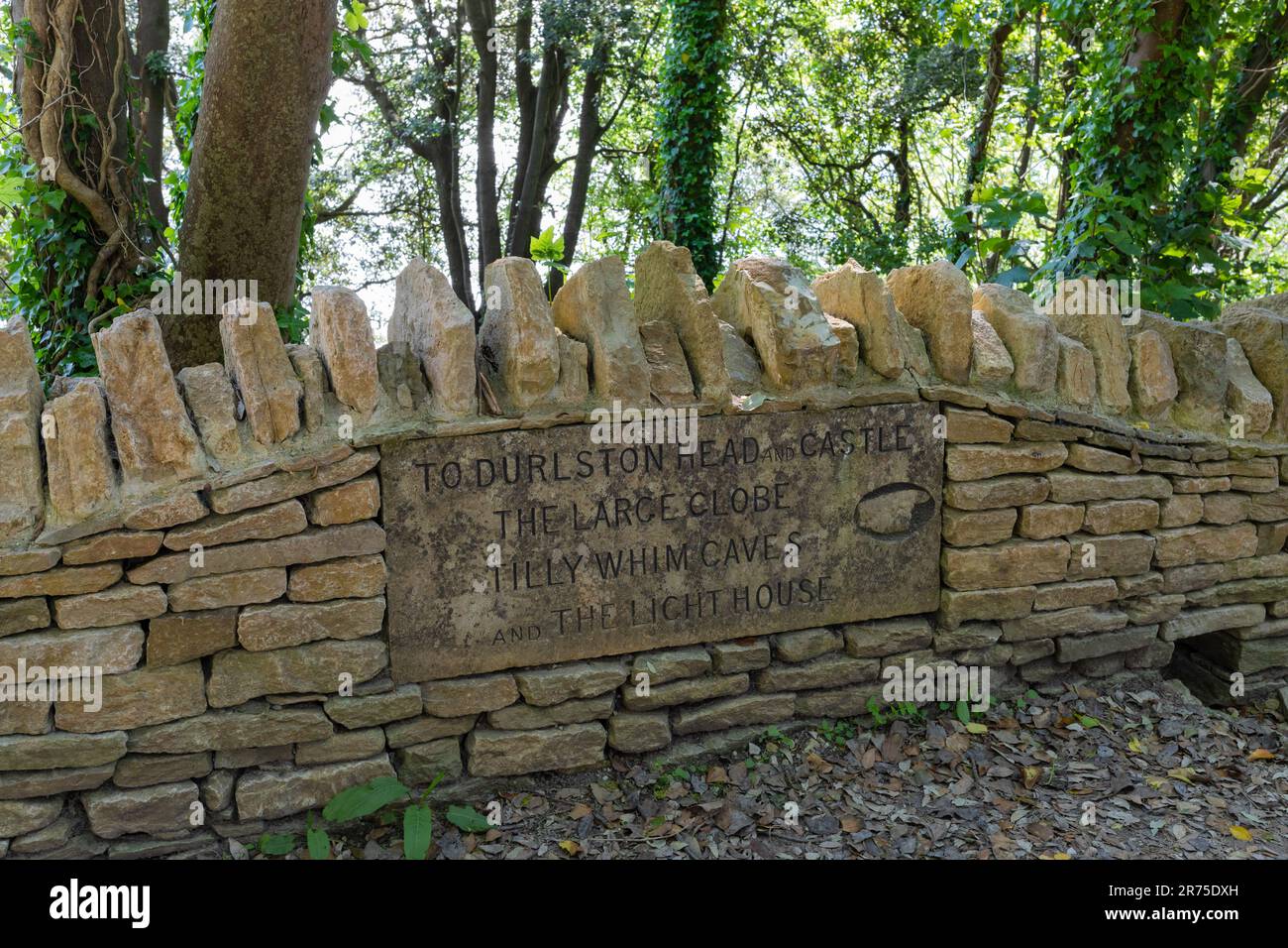 Panneau en pierre indiquant les directions vers Durlston Head, Swanage, Dorset, Royaume-Uni Banque D'Images