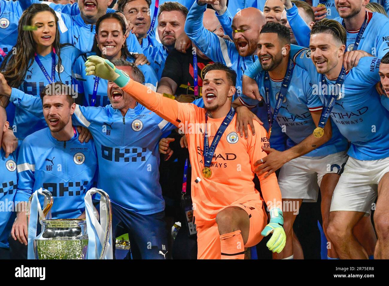 Istanbul, Turquie. 10th, juin 2023. Le gardien de but Ederson (31) de Manchester City vu en fête avec les coéquipiers après avoir remporté la finale de la Ligue des champions de l'UEFA entre Manchester City et Inter au stade Atatürk d'Istanbul. (Crédit photo: Gonzales photo - Tommaso Fimiano). Banque D'Images