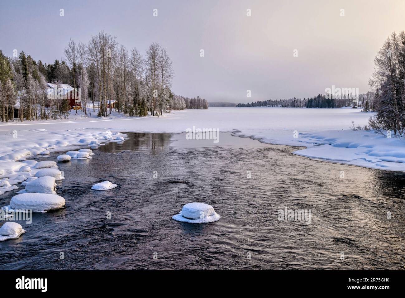 Paysage fluvial près de Kuusamo, Finlande, Europe Banque D'Images