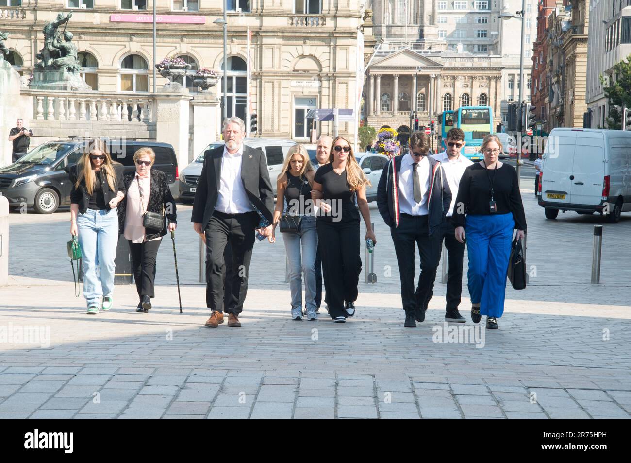 Liverpool, Royaume-Uni. 13th juin 2023. Les membres de la famille, dont le père, la grand-mère et les frères et sœurs, d'Ellie Edwards arrivent aux tribunaux de la Reine Elizabeth II à Liverpool alors que le procès se poursuit aujourd'hui. Elle, une esthéticienne de 26 ans, a été mortellement prise à l'extérieur du phare de Wallasey juste avant minuit la veille de Noël. Conor Chapman et Thomas waring comparaissent tous deux en cour accusés de diverses infractions, dont le meurtre. (Terry Scott/SPP) crédit : SPP Sport Press photo. /Alamy Live News Banque D'Images