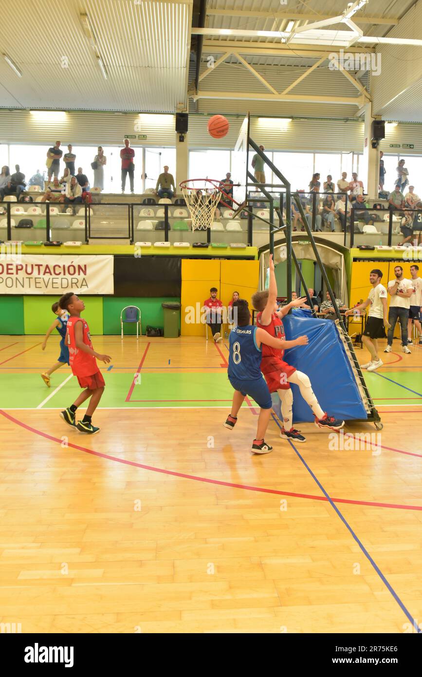 Vigo, Espagne. 11th juin 2023. matchs simultanés de mini-basket-ball des équipes de basket-ball des enfants pendant toute la journée de mini-basket-ball. Crédit: Xan GA Banque D'Images