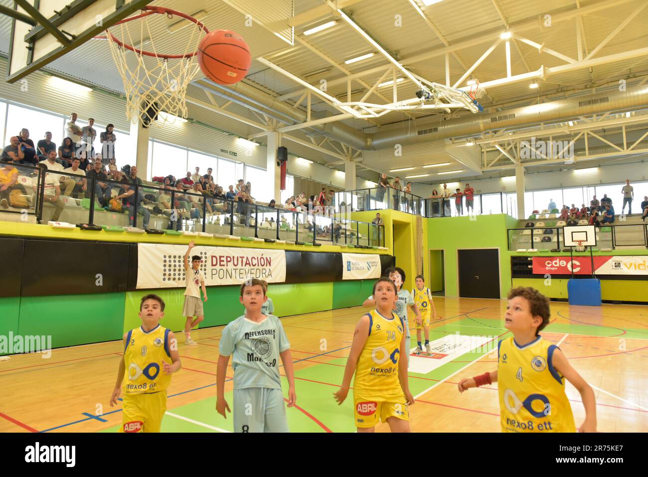 Vigo, Espagne. 11th juin 2023. matchs simultanés de mini-basket-ball des équipes de basket-ball des enfants pendant toute la journée de mini-basket-ball. Crédit: Xan GA Banque D'Images