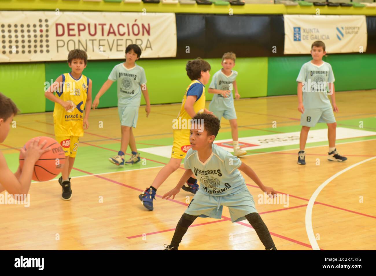 Vigo, Espagne. 11th juin 2023. matchs simultanés de mini-basket-ball des équipes de basket-ball des enfants pendant toute la journée de mini-basket-ball. Crédit: Xan GA Banque D'Images