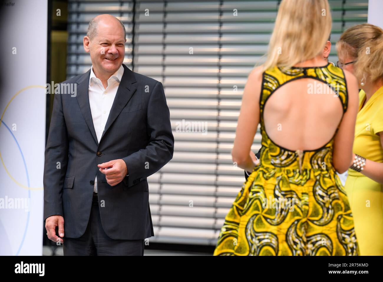 13 juin 2023, Berlin: Le chancelier allemand OLAF Scholz (SPD), mécène du concours, est sur scène pour une photo avec des initiatives gagnantes lors de la cérémonie de remise des prix du concours social Startsocial pour des initiatives sociales exceptionnelles. Startsocial encourage le travail volontaire en Allemagne depuis 2001. Dans le cadre d'un concours, 100 subventions de consultation sont accordées chaque année à des initiatives qui travaillent de concert avec des bénévoles pour trouver une solution durable à un problème social. Les 25 initiatives les plus convaincantes ont la chance de gagner l'un des sept prix en espèces photo: Bernd von Jutrczenka/dpa Banque D'Images