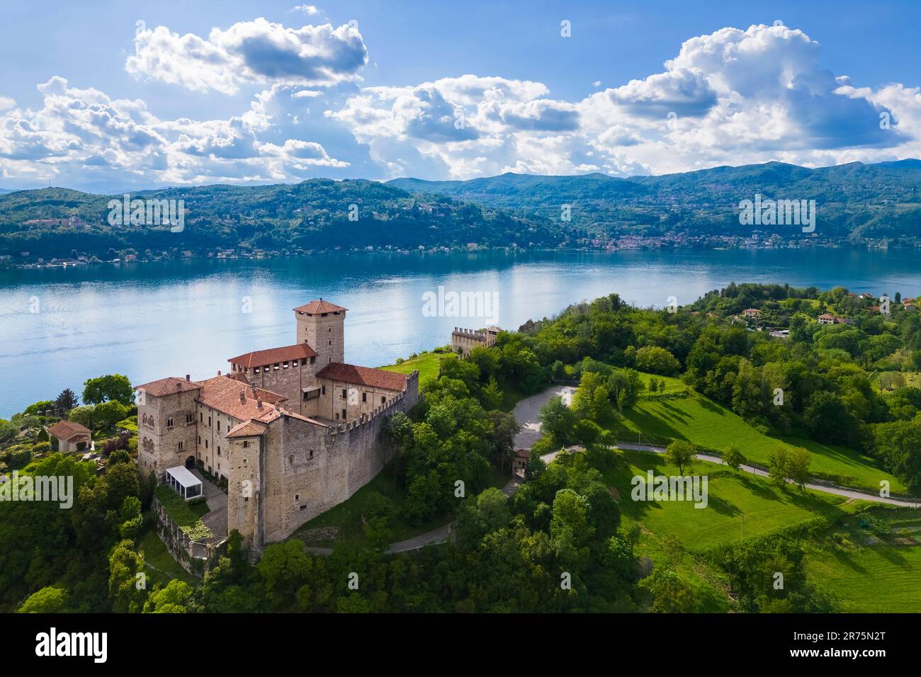 Vue sur la forteresse appelée Rocca di Angera pendant une journée de printemps. Angera, Lac majeur, quartier de Varèse, Lombardie, Italie. Banque D'Images